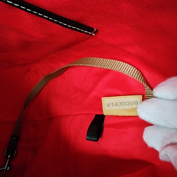 Signature Large Zip tote bag from Dooney & Bourke - Picture 14 of 14